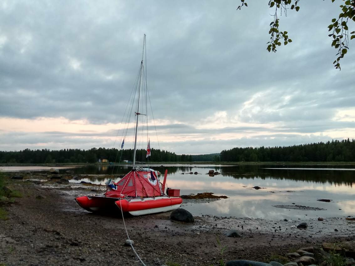 Белое море на парусном катамаране