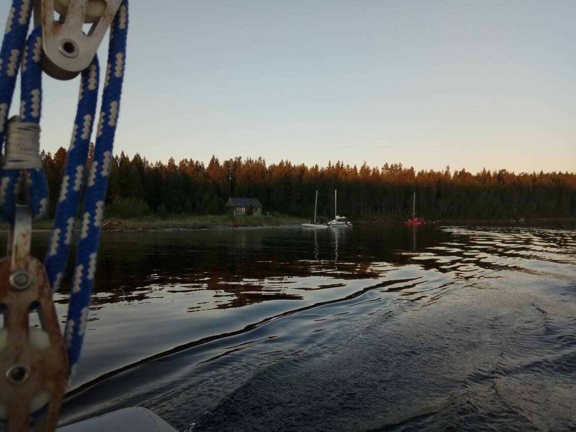 Белое море на парусном катамаране