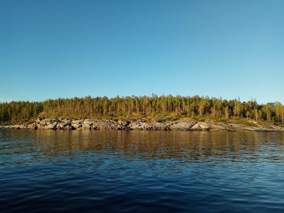 Белое море на парусном катамаране
