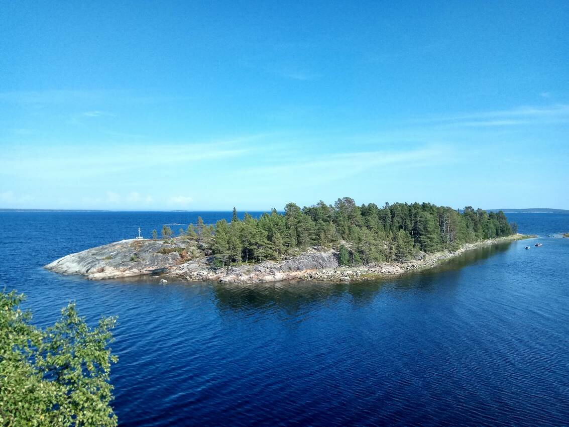 Белое море на парусном катамаране