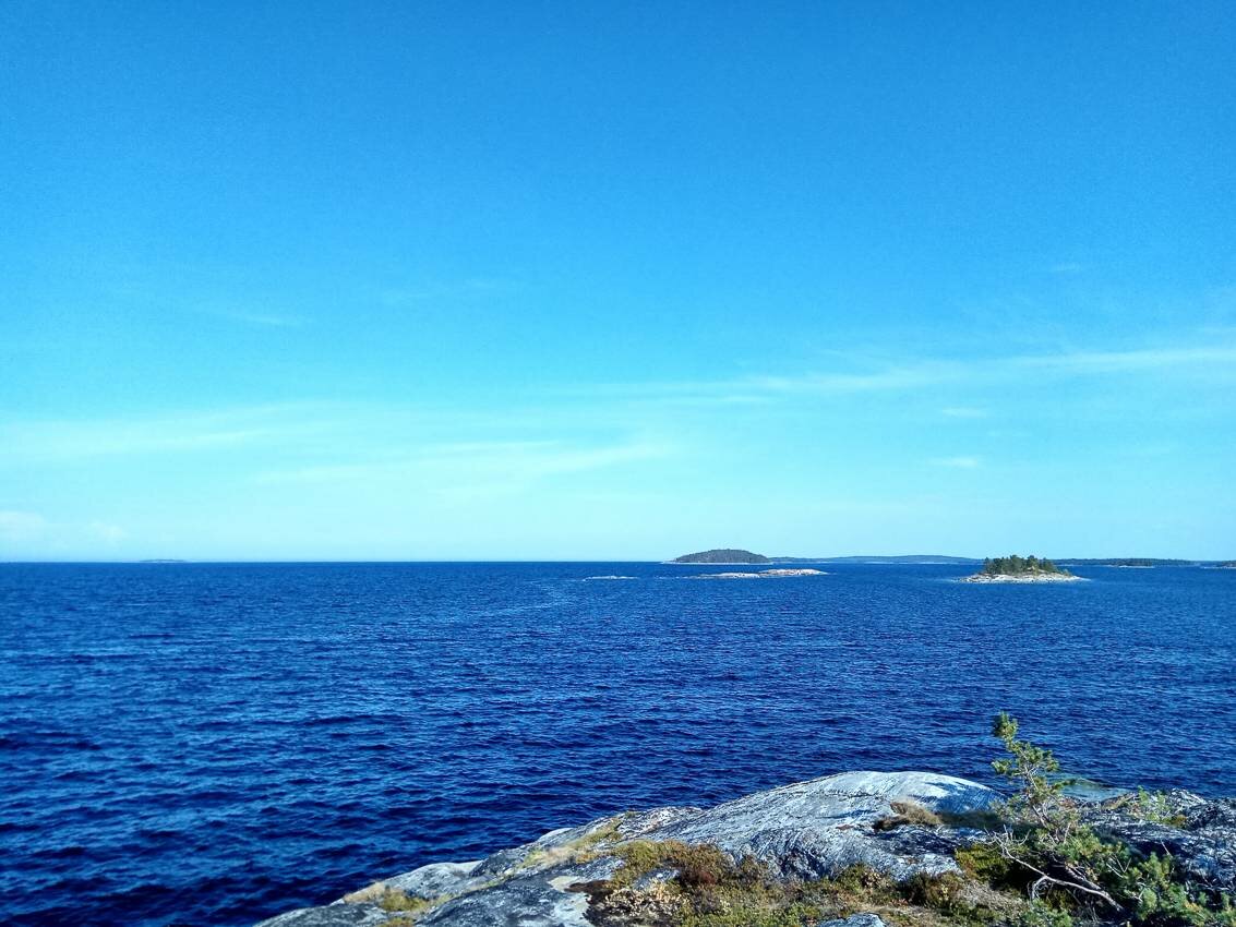 Белое море на парусном катамаране