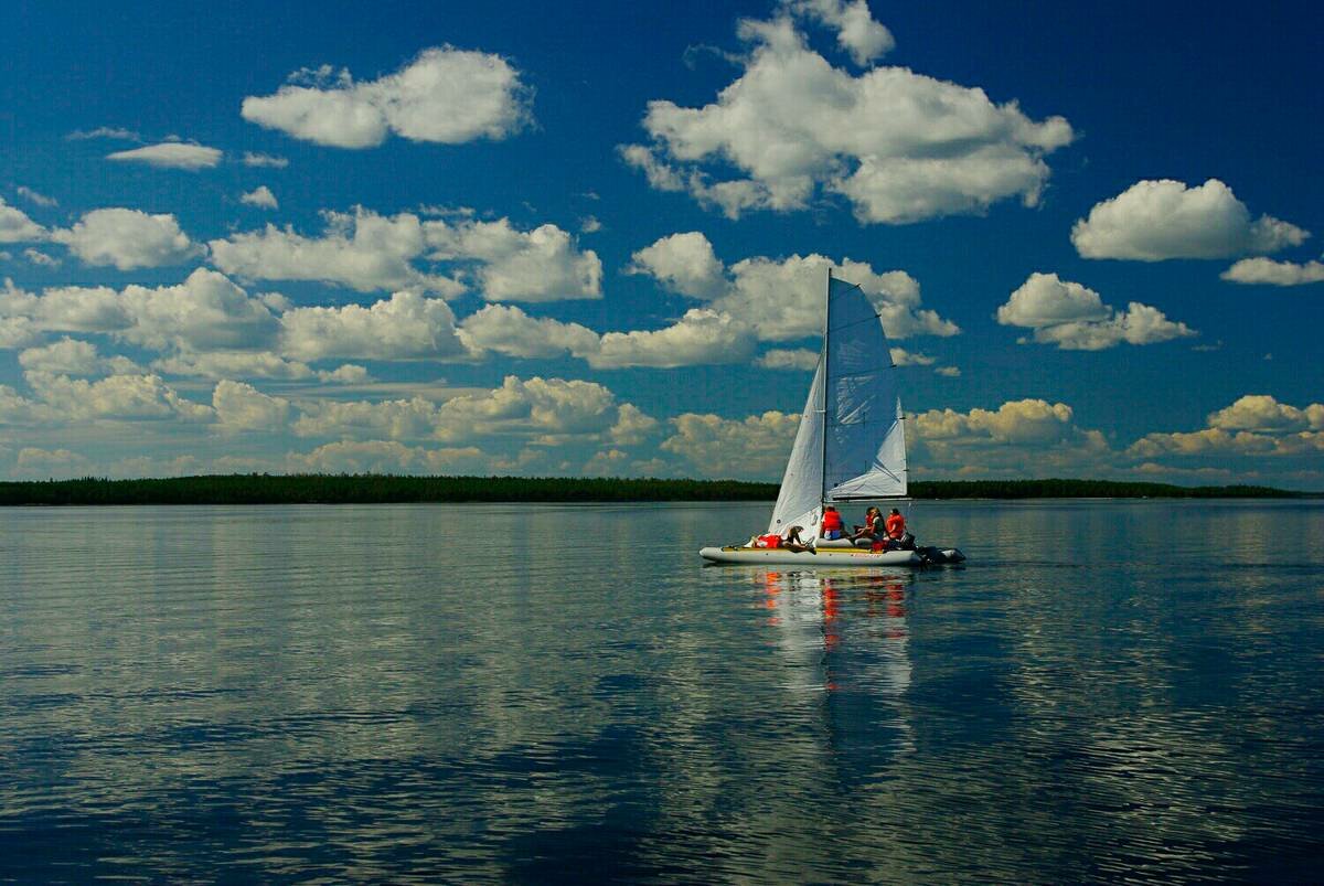 Белое море на парусном катамаране