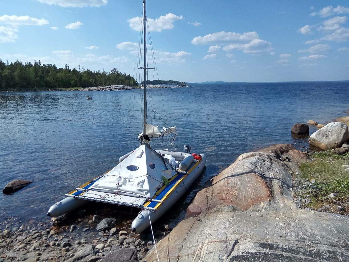 Белое море на парусном катамаране