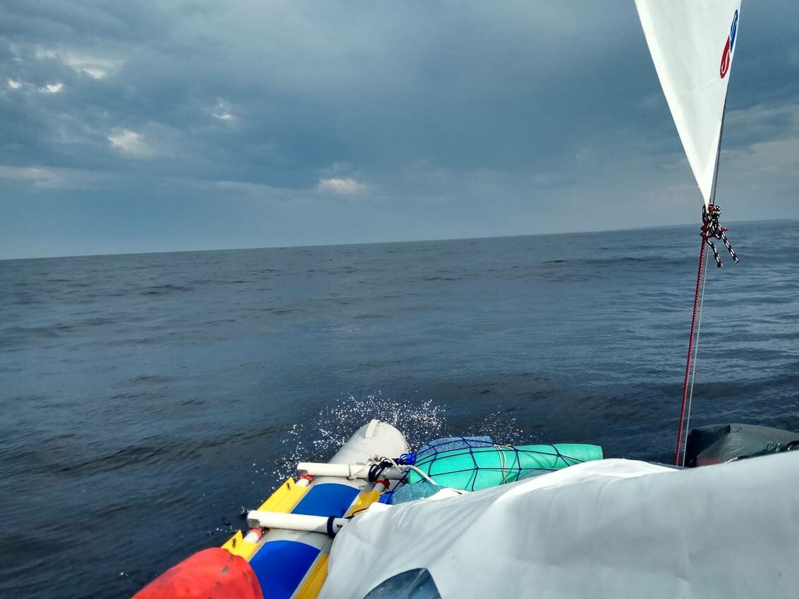 Белое море на парусном катамаране