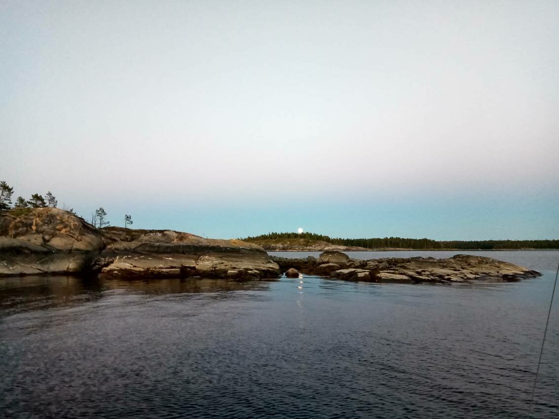 Белое море на парусном катамаране