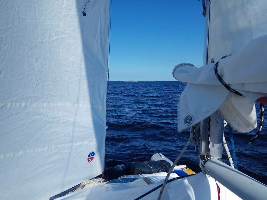 Белое море на парусном катамаране