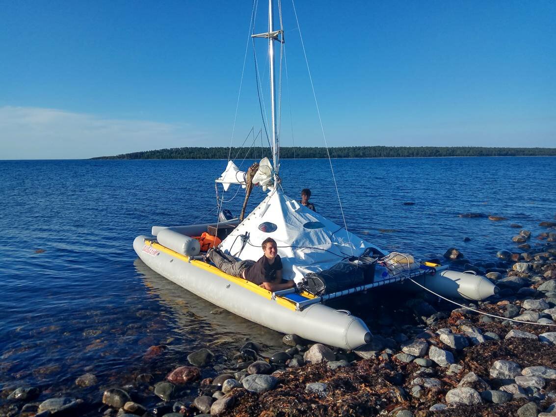 Белое море на парусном катамаране