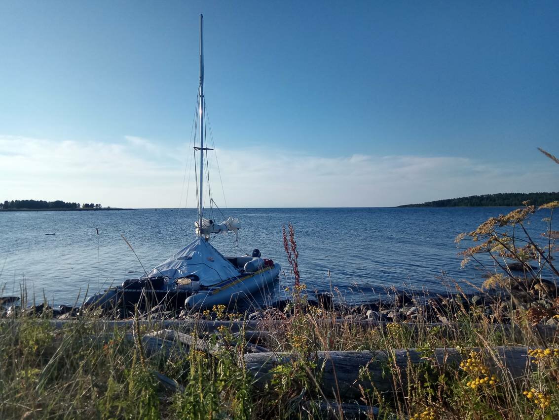 Белое море на парусном катамаране