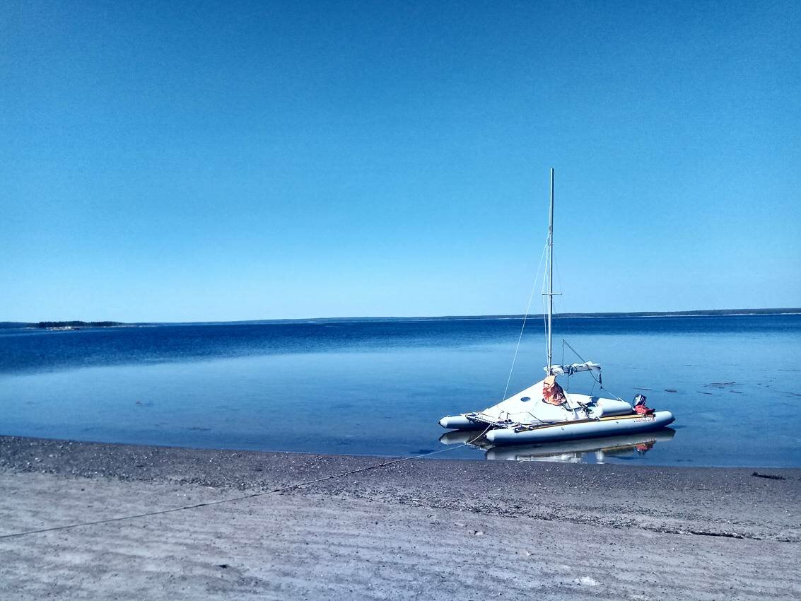 Белое море на парусном катамаране