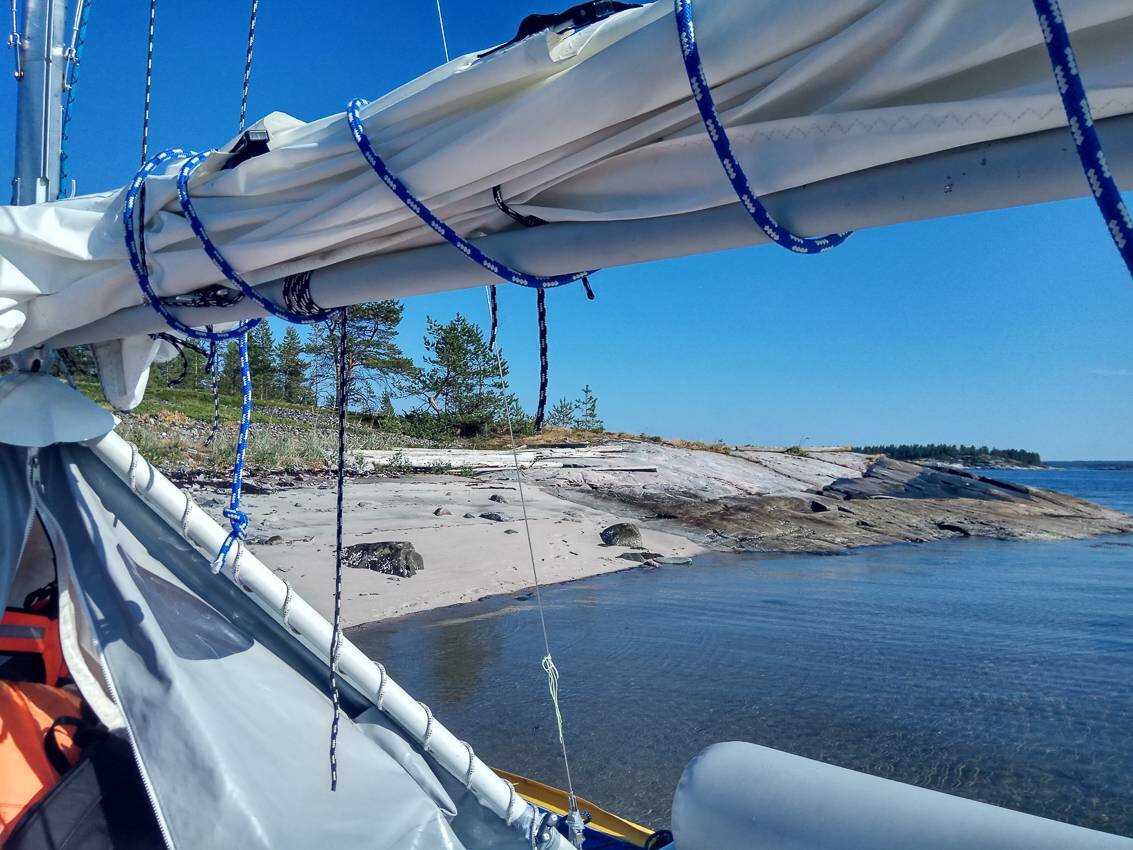 Белое море на парусном катамаране