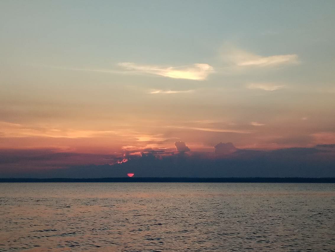 Белое море на парусном катамаране