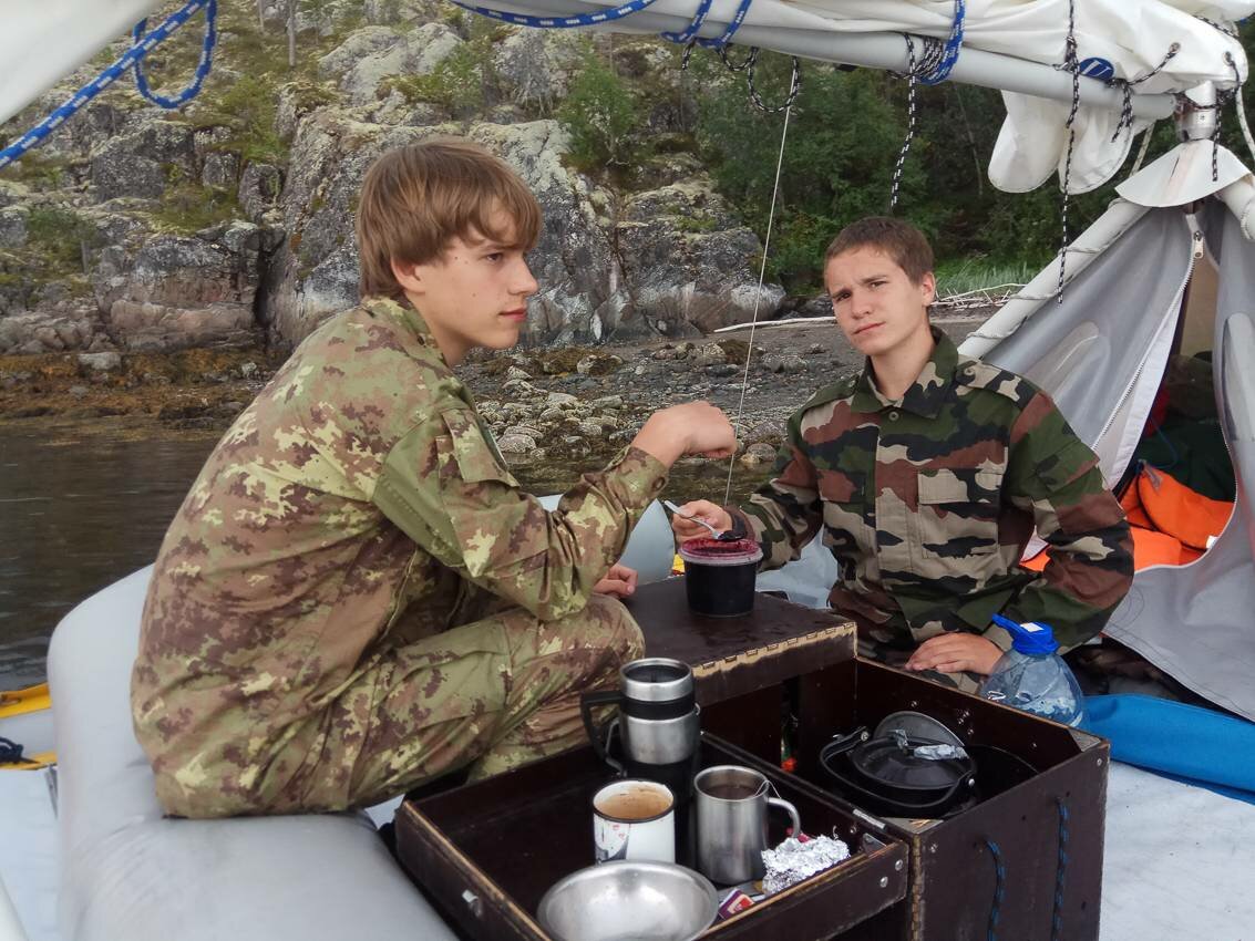 Белое море на парусном катамаране