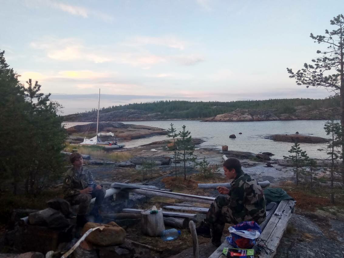 Белое море на парусном катамаране