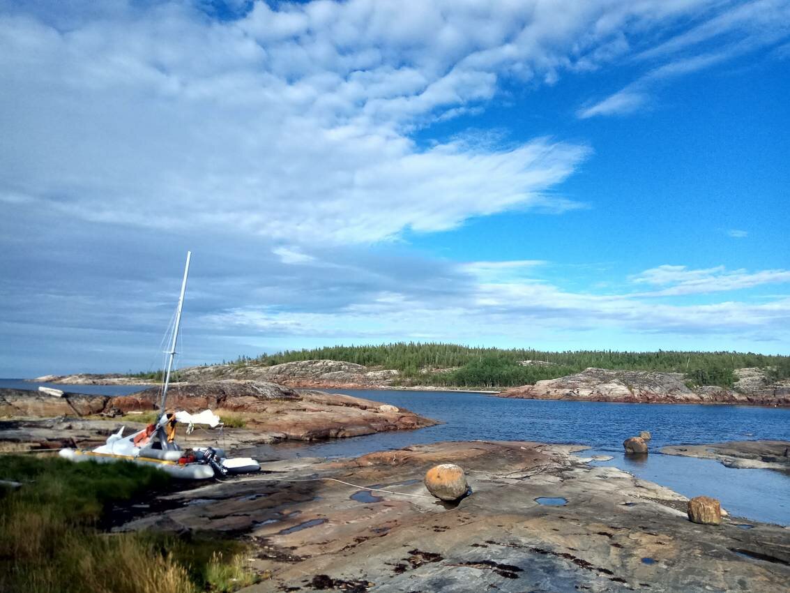 Белое море на парусном катамаране