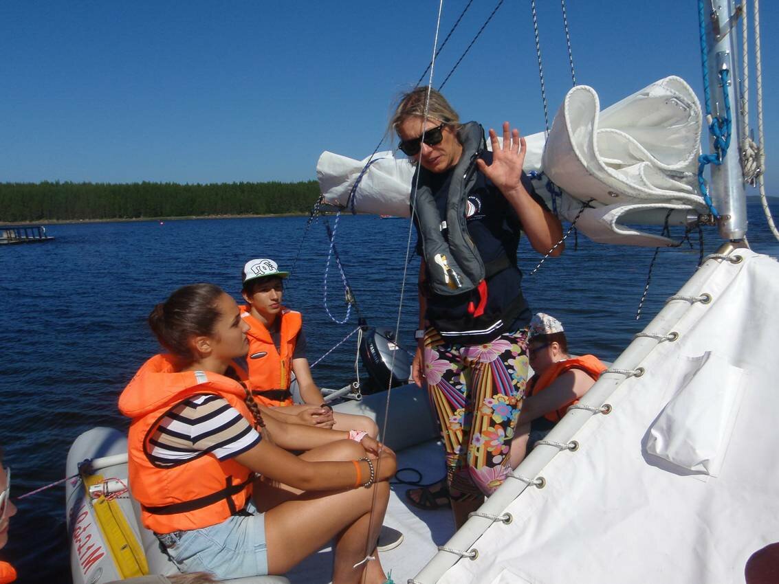 Белое море на парусном катамаране
