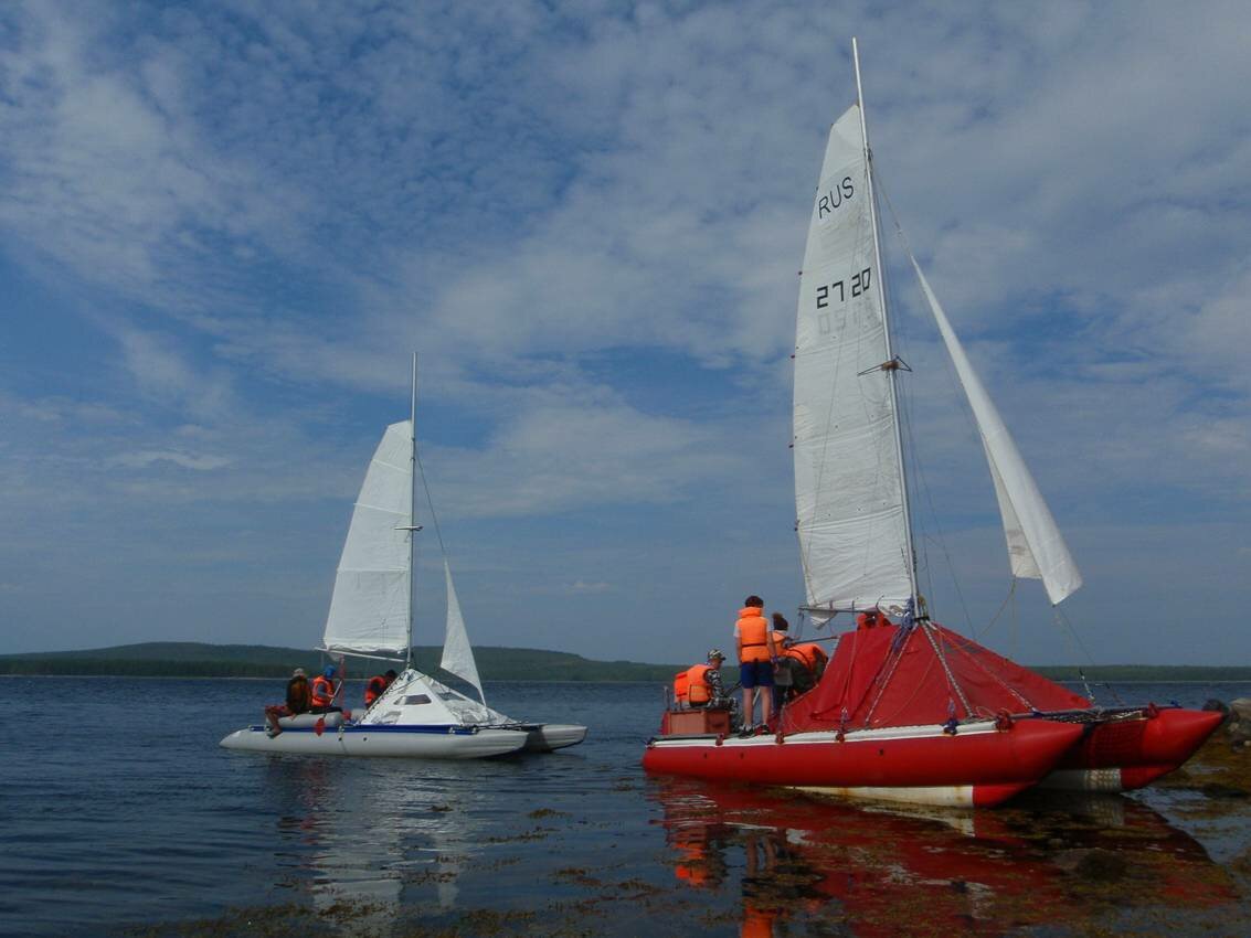 Белое море на парусном катамаране