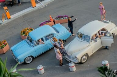 фотосессия у машин на фестивале Back to the 60’s