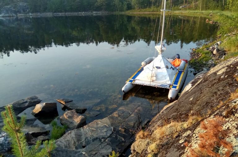 Белое море на парусном катамаране