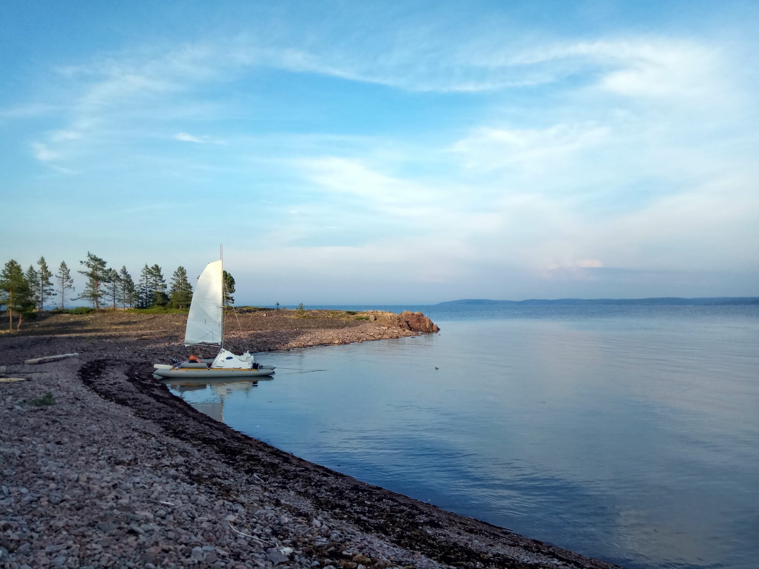 Белое море на парусном катамаране