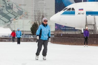 старшее поколение москвичей встало на лед на ВДНХ